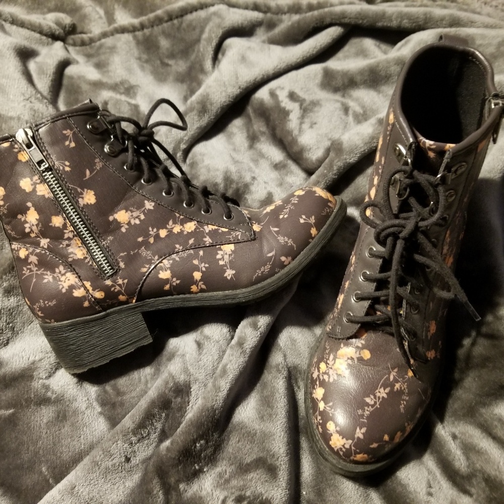 EUC brown floral zip bootie